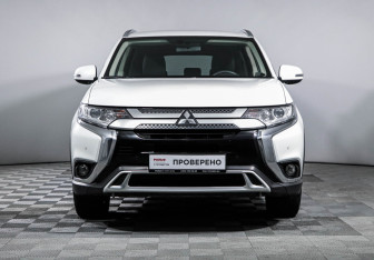 Подержанный автомобиль Mitsubishi Outlander 2020 года (2 фото)