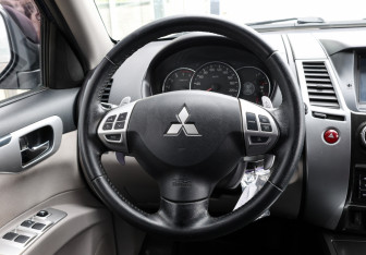 Подержанный автомобиль Mitsubishi Pajero Sport 2014 года (17 фото)