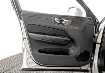 Подержанный автомобиль Volvo XC60 2019 года (19 фото)