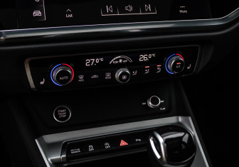 Подержанный автомобиль Audi Q3 2023 года (19 фото)