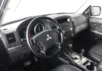 Подержанный автомобиль Mitsubishi Pajero 2013 года (7 фото)