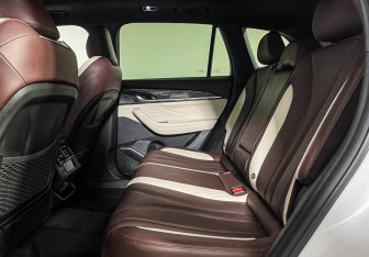 Подержанный автомобиль Geely Monjaro 2022 года (10 фото)