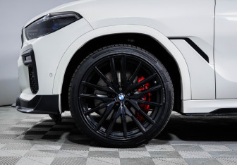 Подержанный автомобиль BMW X6 2021 года (15 фото)