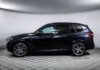 Подержанный автомобиль BMW X5 2022 года (8 фото)