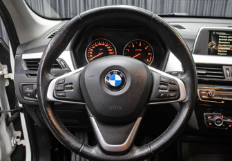 Подержанный автомобиль BMW X1 2015 года (17 фото)