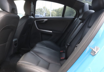 Подержанный автомобиль Volvo S60 2014 года (10 фото)
