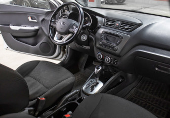 Подержанный автомобиль Kia Rio Hatchback 2014 года (11 фото)