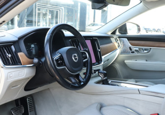 Подержанный автомобиль Volvo S90 2017 года (13 фото)