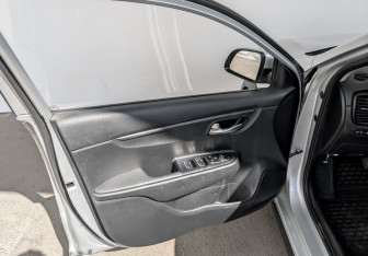 Подержанный автомобиль Kia Rio Hatchback 2021 года (18 фото)