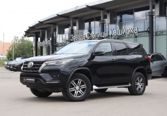 Подержанный автомобиль Toyota Fortuner 2021 года (19 фото)