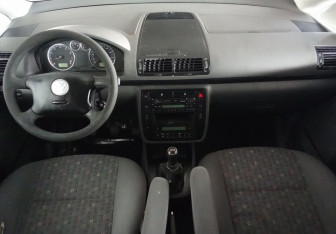 Подержанный автомобиль Volkswagen Sharan 2003 года (9 фото)