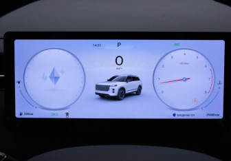 Подержанный автомобиль Jaecoo J7 2024 года (12 фото)