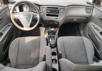 Подержанный автомобиль Kia Rio Sedan 2006 года (10 фото)