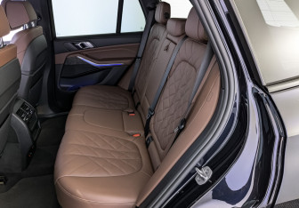 Подержанный автомобиль BMW X5 2023 года (18 фото)