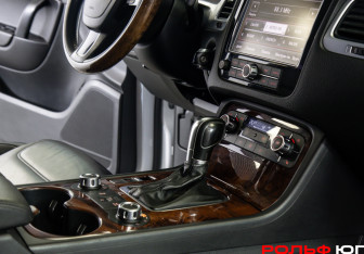 Подержанный автомобиль Volkswagen Touareg 2011 года (14 фото)