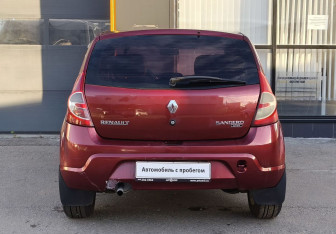 Подержанный автомобиль Renault Sandero 2010 года (6 фото)