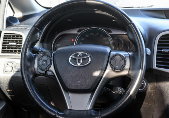 Подержанный автомобиль Toyota Venza 2013 года (16 фото)