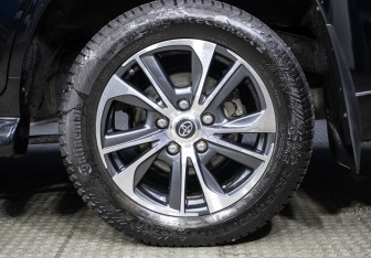 Подержанный автомобиль Toyota Land Cruiser Suv 2020 года (24 фото)