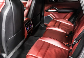 Подержанный автомобиль Porsche Cayenne 2018 года (17 фото)