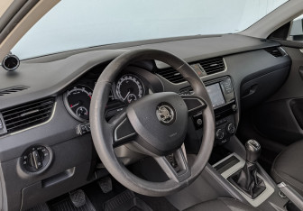 Подержанный автомобиль Skoda Octavia Liftback 2019 года (15 фото)