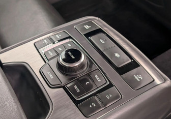 Подержанный автомобиль Genesis G80 2017 года (13 фото)