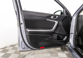 Подержанный автомобиль Kia Ceed Hatchback 2022 года (19 фото)