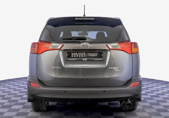 Подержанный автомобиль Toyota RAV4 2013 года (6 фото)