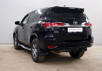 Подержанный автомобиль Toyota Fortuner 2018 года (7 фото)