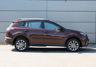 Подержанный автомобиль Toyota RAV4 2017 года (4 фото)