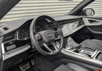 Подержанный автомобиль Audi Q8 2019 года (15 фото)