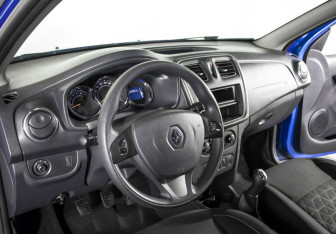 Подержанный автомобиль Renault Sandero 2017 года (9 фото)
