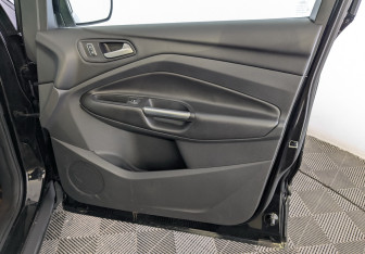 Подержанный автомобиль Ford Kuga 2015 года (24 фото)