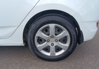 Подержанный автомобиль Hyundai Solaris Hatchback 2012 года (13 фото)