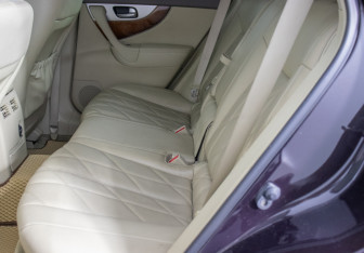 Подержанный автомобиль Infiniti QX70 2014 года (11 фото)