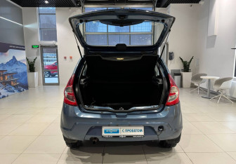 Подержанный автомобиль Renault Sandero 2011 года (6 фото)