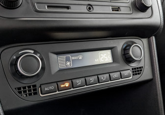 Подержанный автомобиль Volkswagen Polo Sedan 2015 года (20 фото)