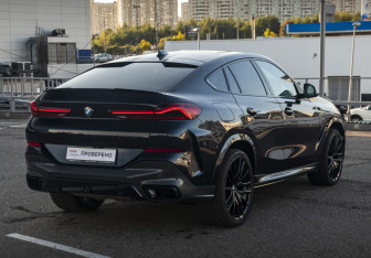 Подержанный автомобиль BMW X6 2021 года (6 фото)