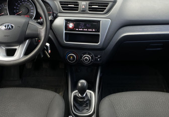Подержанный автомобиль Kia Rio Hatchback 2015 года (13 фото)