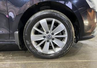 Подержанный автомобиль Volkswagen Jetta Sedan 2016 года (18 фото)