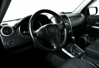 Подержанный автомобиль Suzuki Grand Vitara 2012 года (7 фото)
