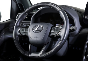 Подержанный автомобиль Lexus LX 2025 года (18 фото)