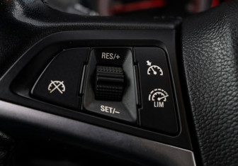 Подержанный автомобиль Opel Astra Sedan 2015 года (16 фото)