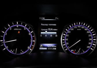 Подержанный автомобиль Infiniti Q50 2017 года (11 фото)