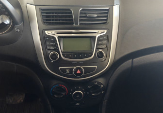 Подержанный автомобиль Hyundai Solaris Hatchback 2013 года (13 фото)