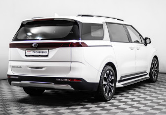 Подержанный автомобиль Kia Carnival 2021 года (5 фото)