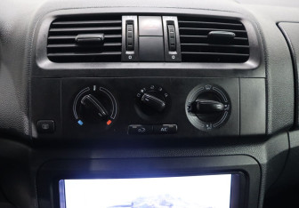 Подержанный автомобиль Skoda Fabia Hatchback 2011 года (17 фото)