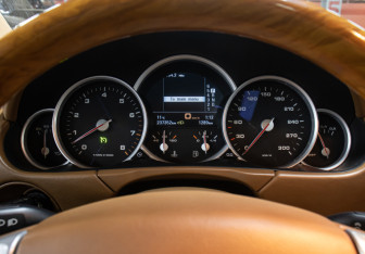 Подержанный автомобиль Porsche Cayenne 2006 года (13 фото)