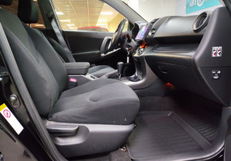 Подержанный автомобиль Toyota RAV4 2011 года (17 фото)