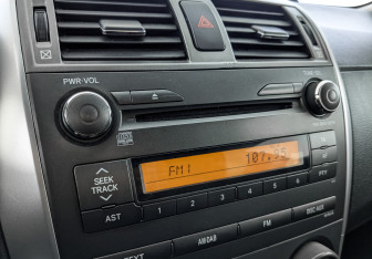 Подержанный автомобиль Toyota Corolla Sedan 2012 года (26 фото)