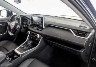 Подержанный автомобиль Toyota RAV4 2019 года (11 фото)